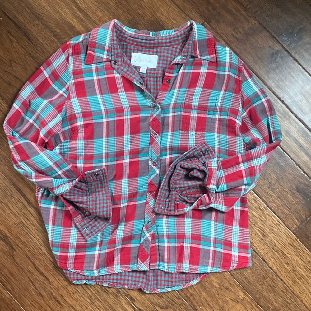 Women’s long sleeve snap closure shirt